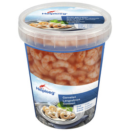 Roze gepelde garnalen in opgiet